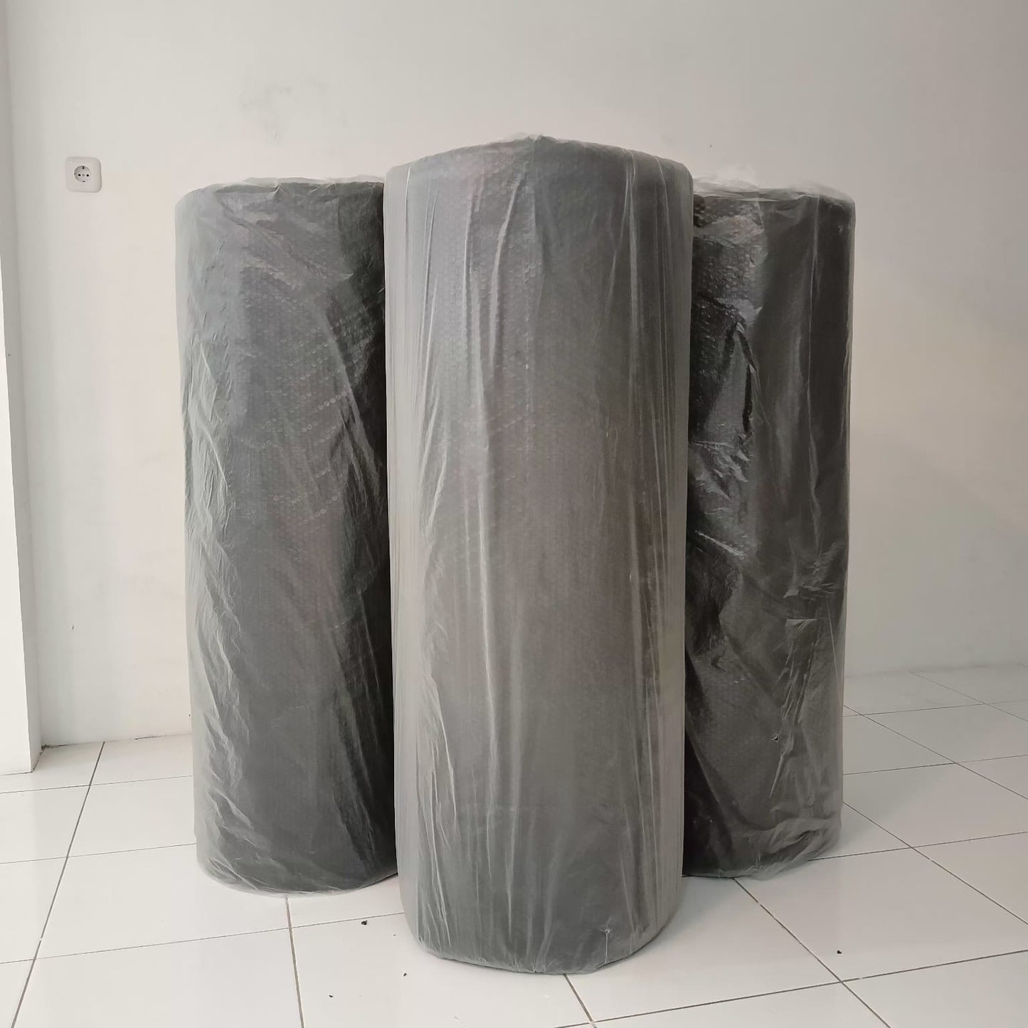 BUBBLE WRAP (125CM X 50 METER) HITAM